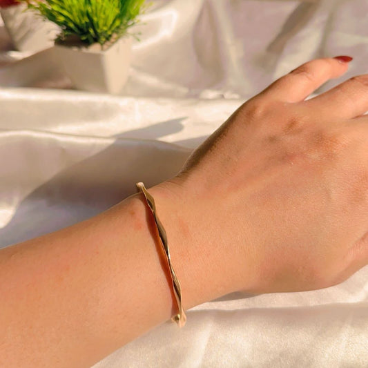 Curved Hand Bracelet